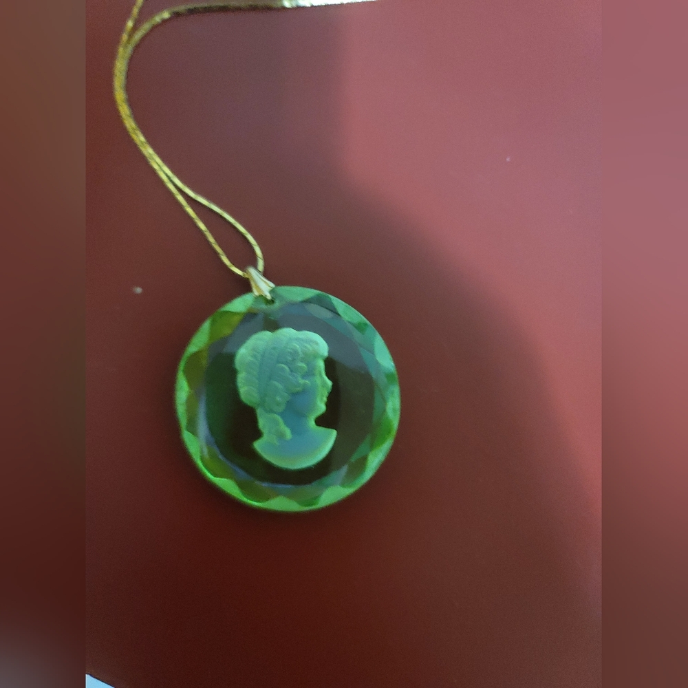 Green Cameo